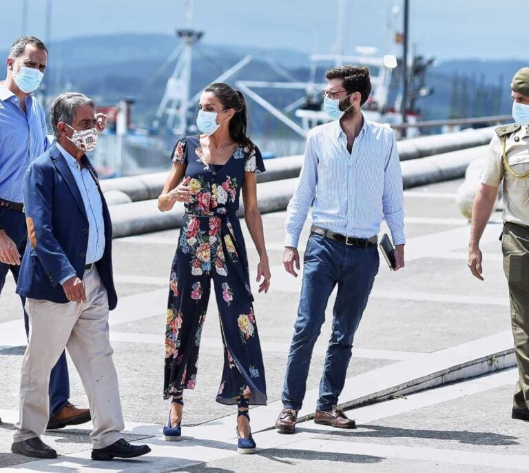 Calurosa visita de los Reyes al puerto de Santoña entre pescadores, rederas y ciudadanos