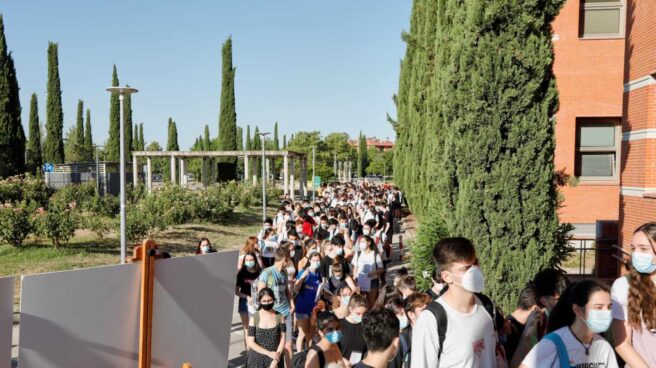 Alumnos con mascarilla en las pruebas de Evau en Madrid.