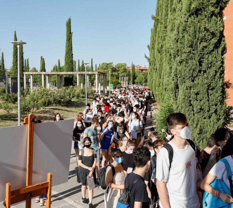 Madrid no hará obligatorio el uso de la mascarilla pero pide "responsabilidad" a los jóvenes