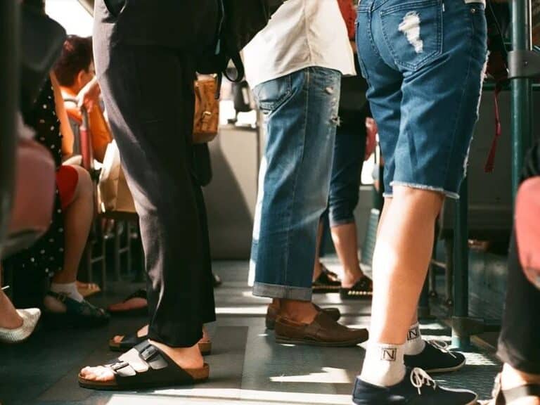 Cines limitados y trenes llenos: las contradicciones de la desescalada