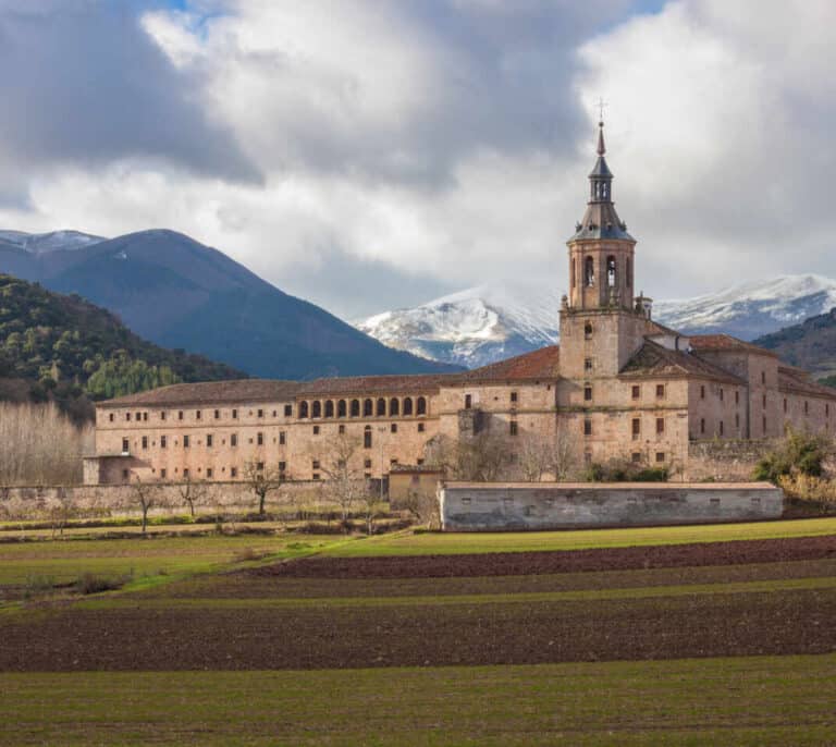 El monasterio de Yuso, la cuna del castellano en la que se reúnen hoy Sánchez y los presidentes