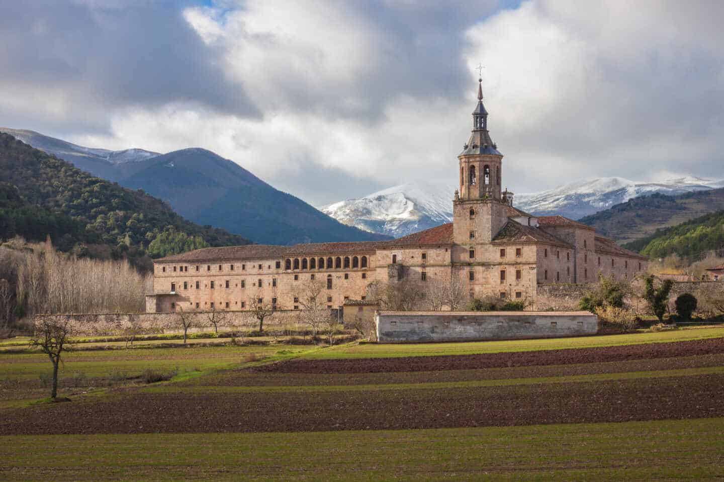 El monasterio de Yuso, la cuna del castellano en la que se reúnen hoy Sánchez y los presidentes