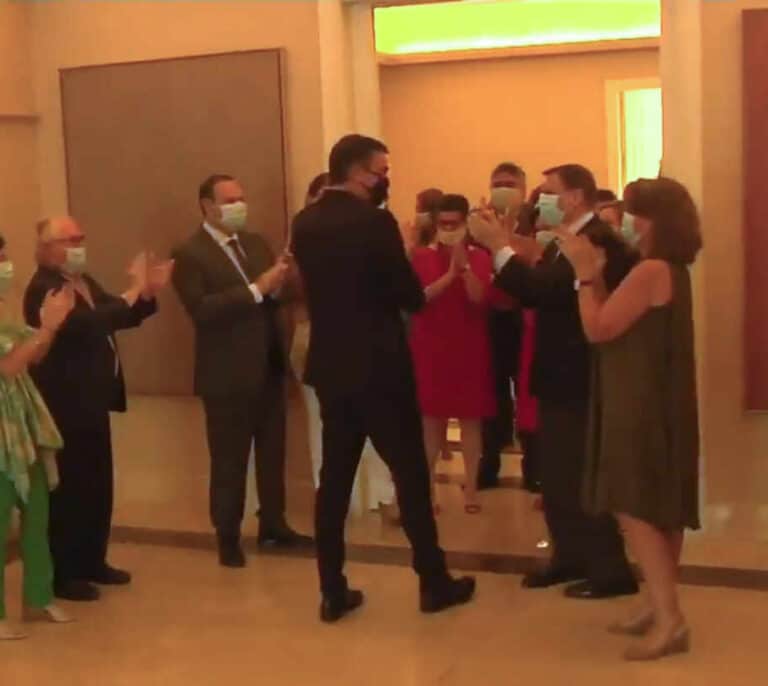 Aplausos y un pasillo: así han recibido los ministros a Pedro Sánchez en Moncloa tras el acuerdo