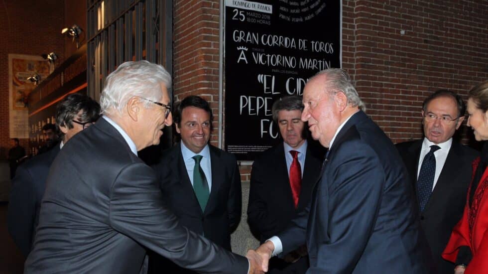 El rey emérito saluda al empresario Manuel Piñera Gil-Delgado en un acto en Las Ventas en 2018.