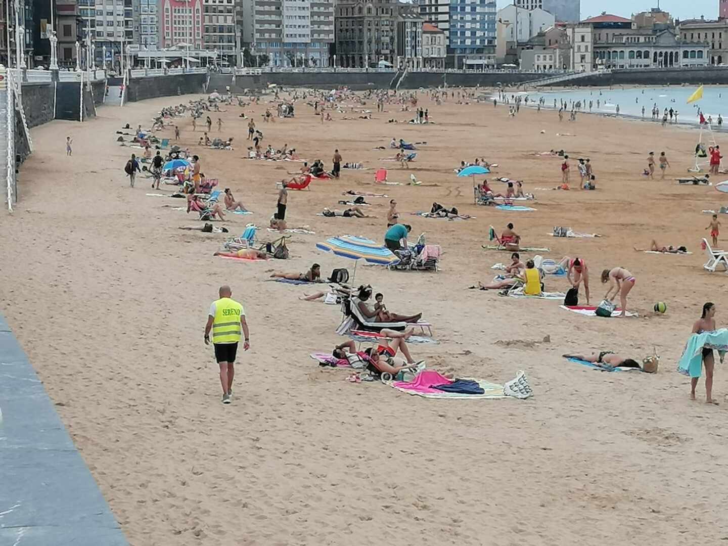 Alertan del gel hidroalcohólico en playas y piscinas por riesgo de quemaduras