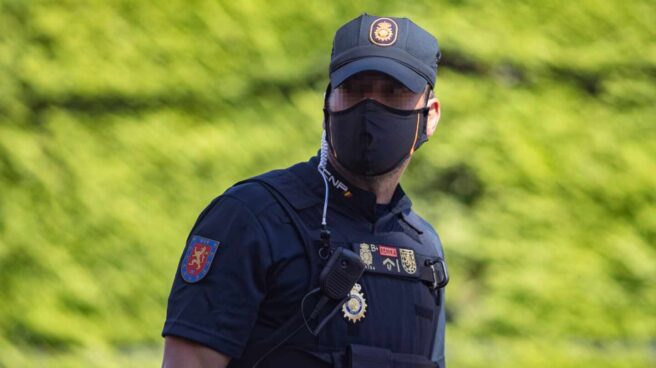 Policía nacional con mascarilla.