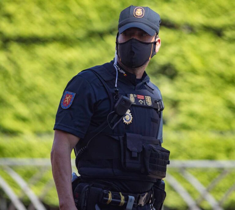 Un policía de Madrid dispara al aire acorralado por unos jóvenes que se negaron a llevar mascarilla