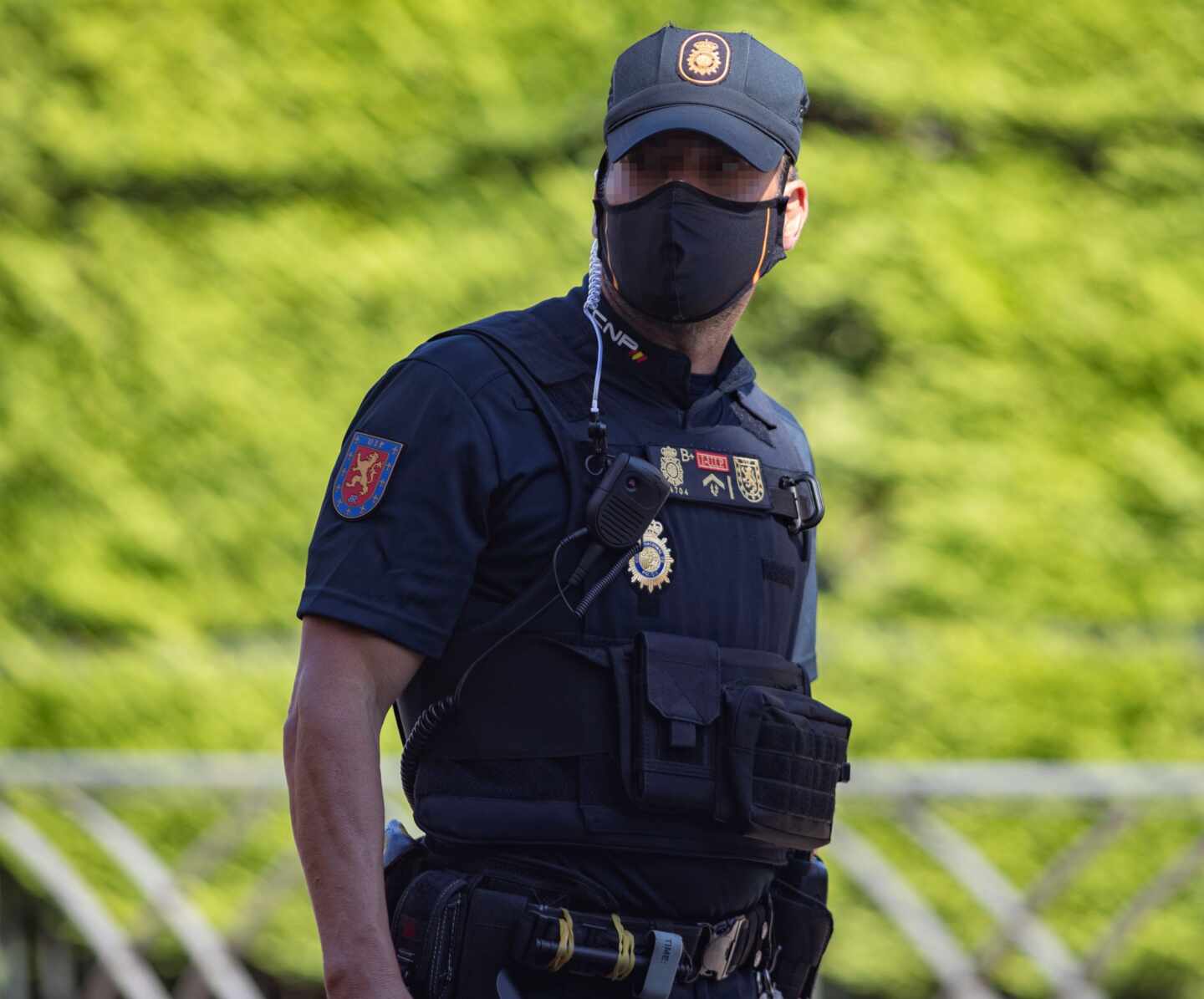 Policía nacional con mascarilla.