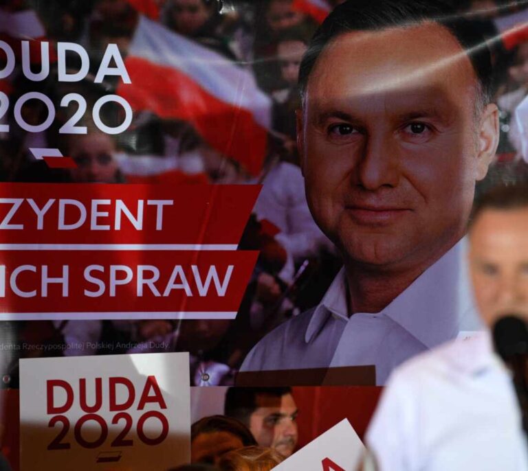 Polonia elige soberanía o liberalismo en sus elecciones más reñidas en 25 años