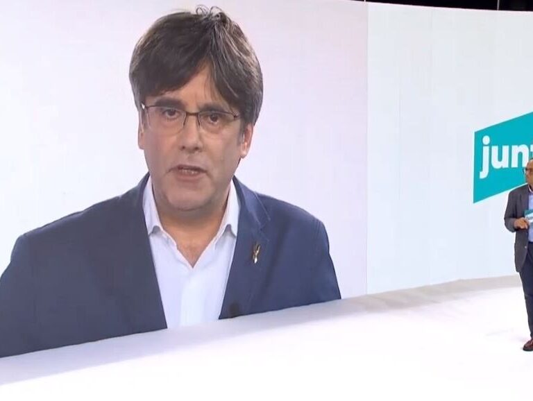Puigdemont sigue militando en el PDeCat pese a presidir el nuevo Junts