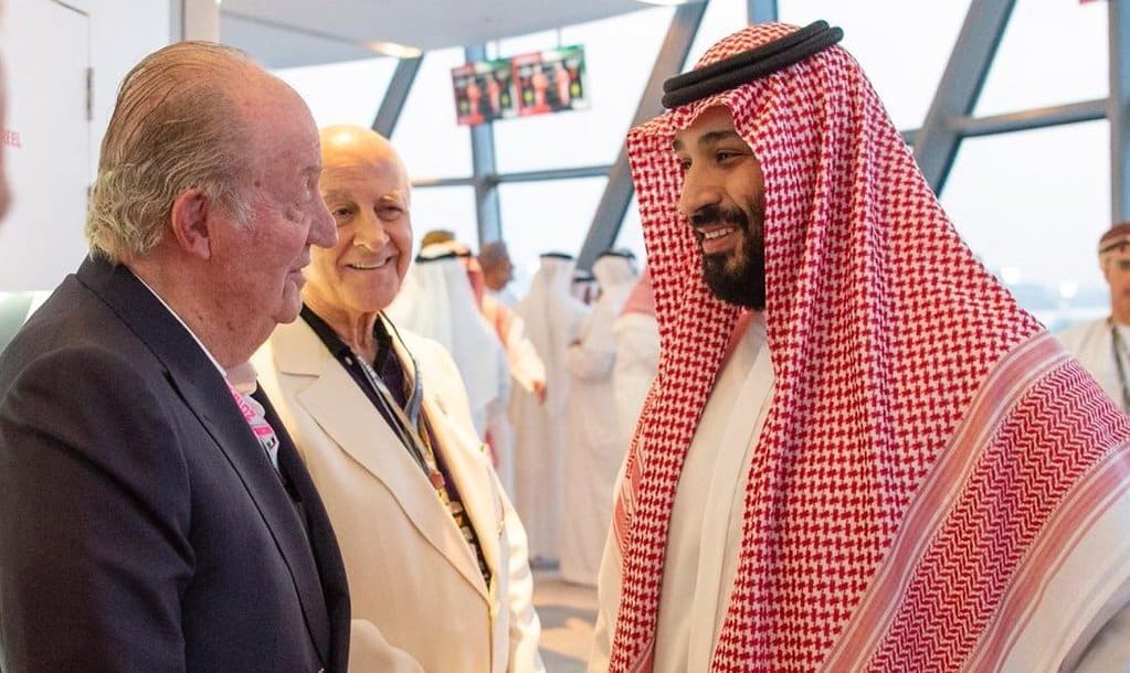 Juan Carlos I con Mohamed bin Salman, príncipe heredero saudí.