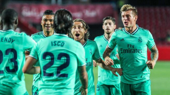 Los jugadores del Real Madrid celebran un gol en Granada.