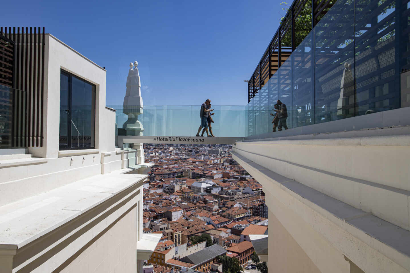 La pasarela con suelo transparente, uno de los grandes atractivos de la terraza