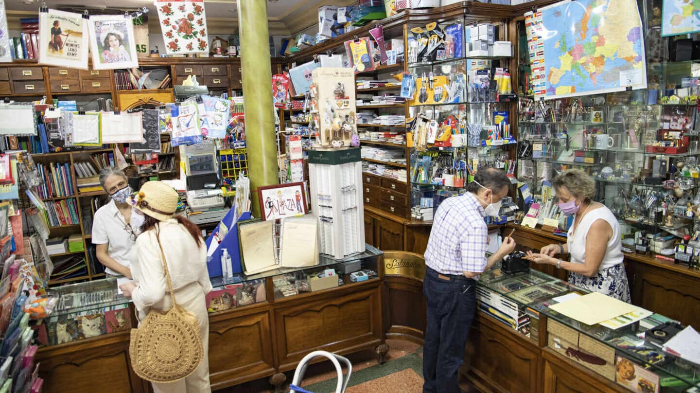 Fernanda (izquierda) y Ana (derecha) atienden a varios clientes en el mostrador de la papelería