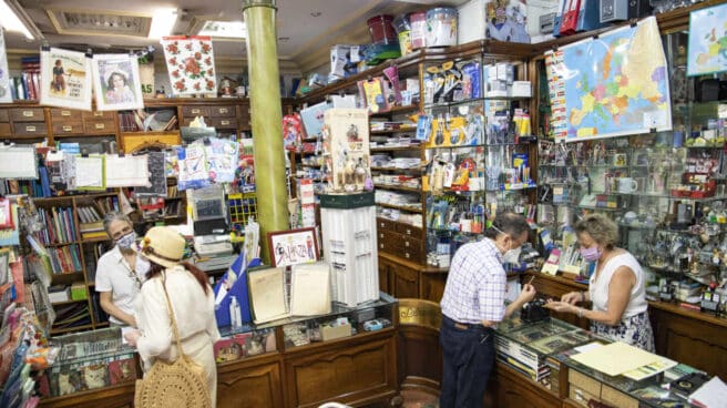 Fernanda (izquierda) y Ana (derecha) atienden a varios clientes en el mostrador de la papelería