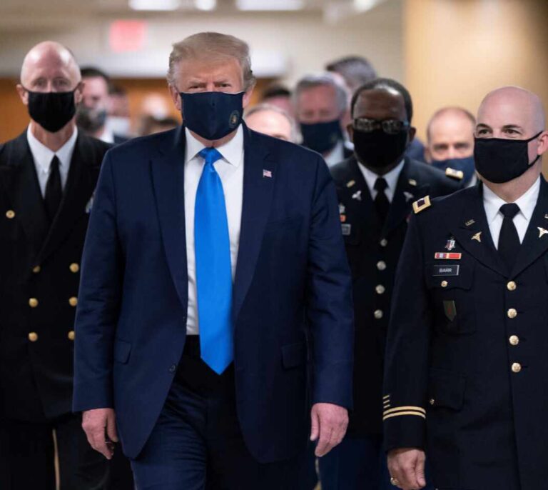 Trump se deja ver con mascarilla por primera vez en una visita a un hospital