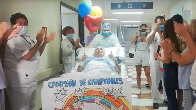 Sale el último paciente de la UCI del General de Alicante tras 101 días ingresado