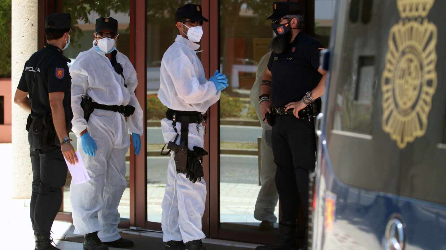 Agentes de la Policía Nacional, custodiando a infectados por covid-19 en Málaga.