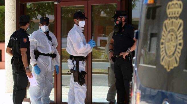 Agentes de la Policía Nacional, custodiando a infectados por covid-19 en Málaga.