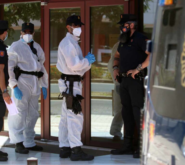 La Policía se aprovisiona para el otoño: 1,7 millones de mascarillas, 1,5 millones de guantes...