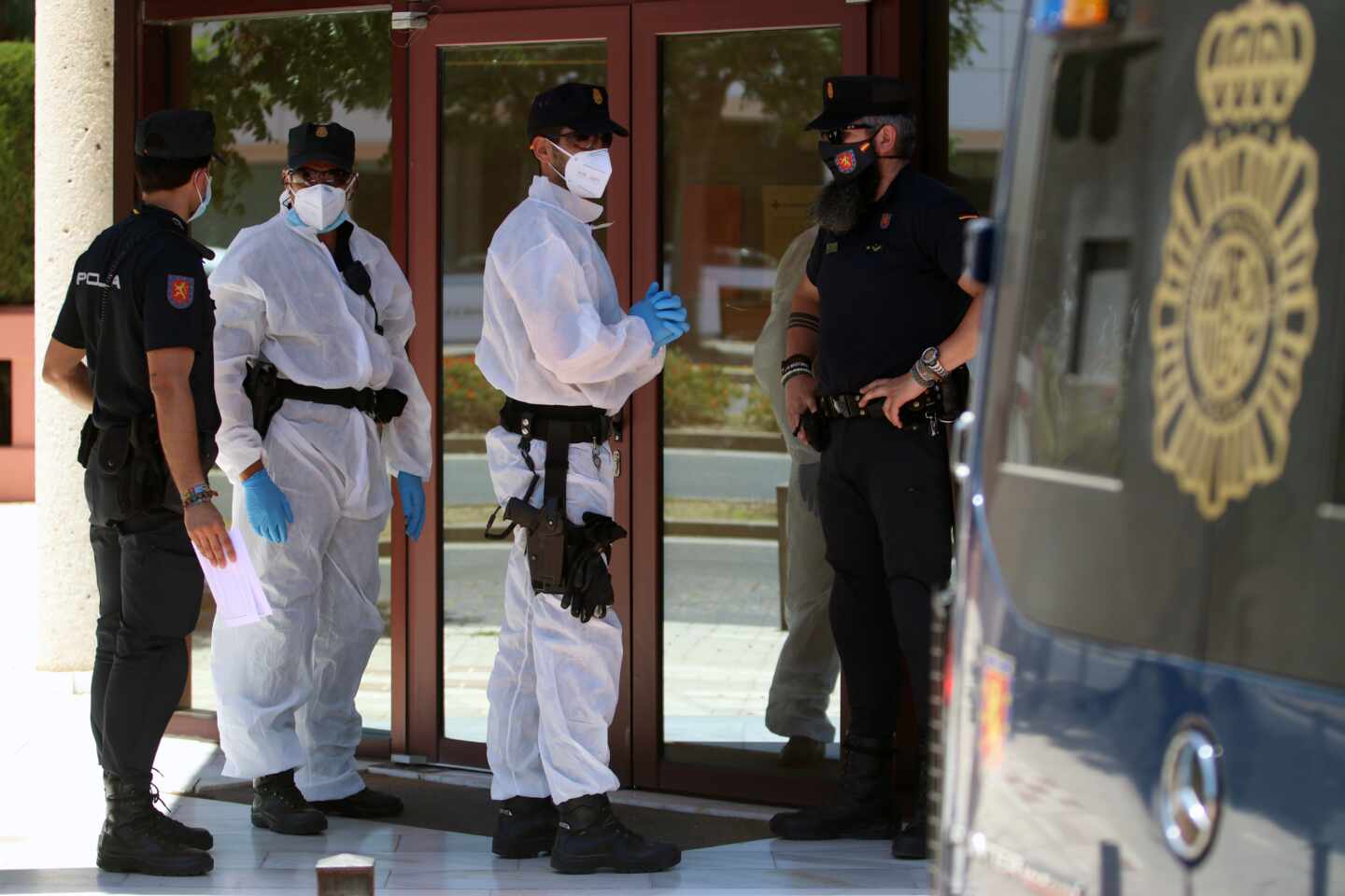 Agentes de la Policía Nacional, custodiando a infectados por covid-19 en Málaga.