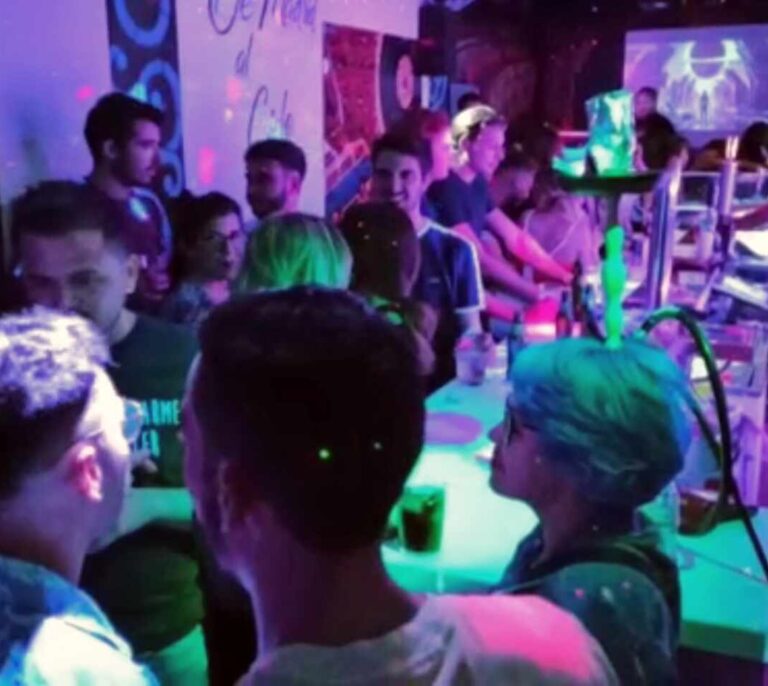El regreso de la noche madrileña: menos gente pero sin mascarillas ni distancia