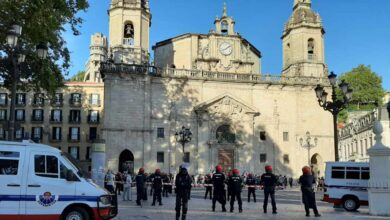 20 furgonetas, un helicóptero y dos lanchas de la Ertzaintza evitan disturbios en el mitin de Vox en Bilbao