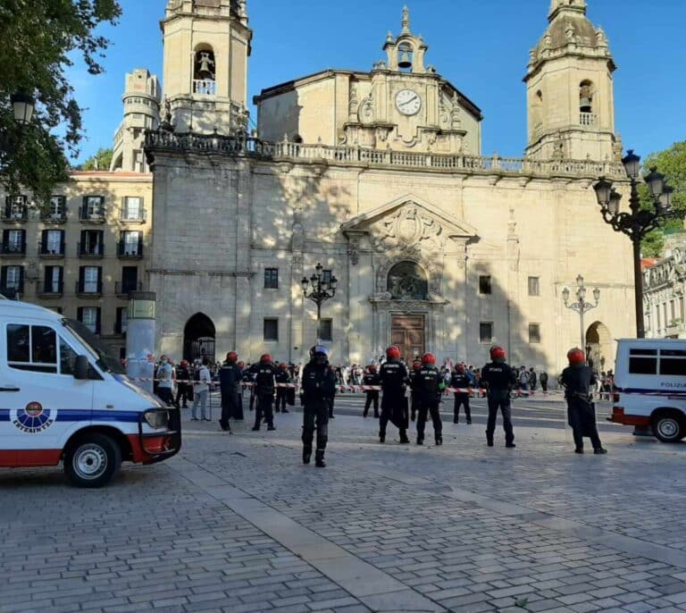 20 furgonetas, un helicóptero y dos lanchas de la Ertzaintza evitan disturbios en el mitin de Vox en Bilbao