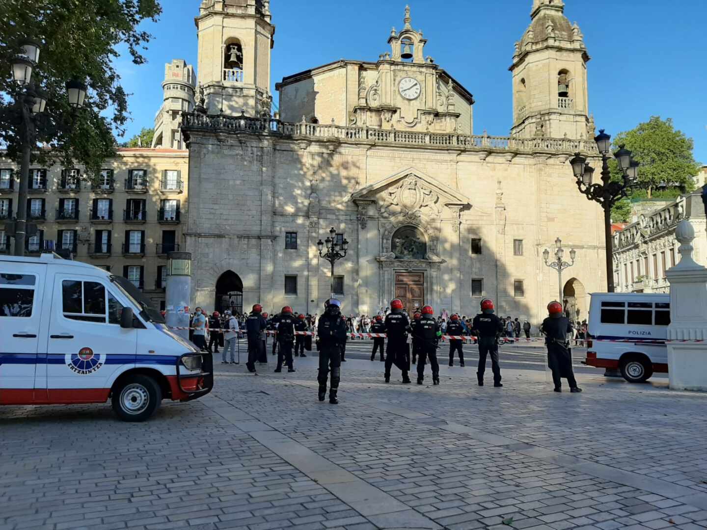 20 furgonetas, un helicóptero y dos lanchas de la Ertzaintza evitan disturbios en el mitin de Vox en Bilbao