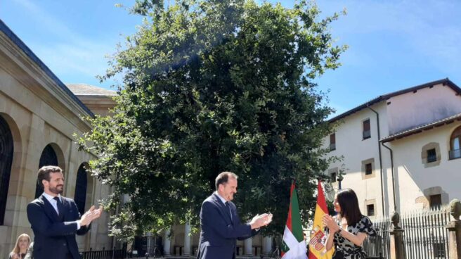 Pablo Casado, Carlos Iturgaiz e Inés Arrimadas, junto al árbol de Gernika.