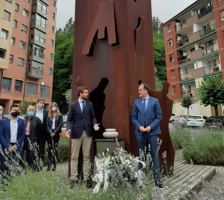 Casado arropa por sexta vez a Iturgaiz ante la memoria de Miguel Ángel Blanco