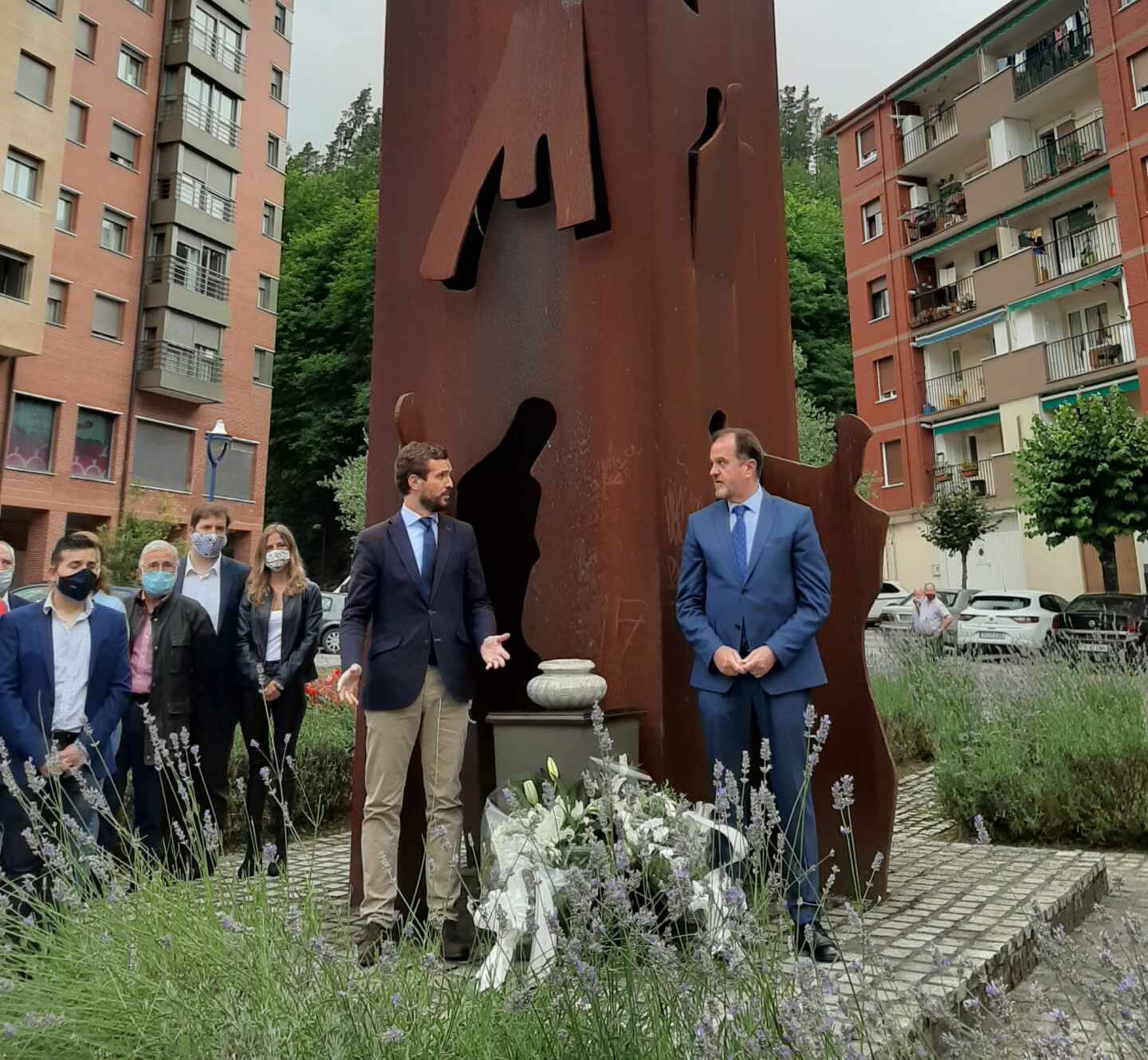 Casado arropa por sexta vez a Iturgaiz ante la memoria de Miguel Ángel Blanco