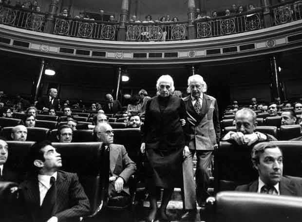 Rafael Alberti y La Pasionaria, bajando las escaleras del Congreso, foto en blanco y negro