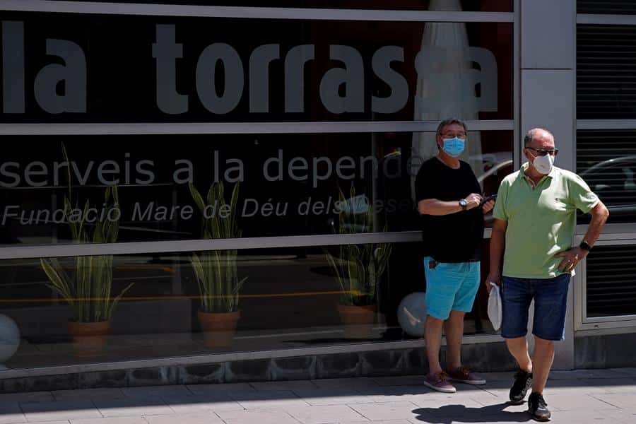 La Generalitat pide a los residentes de tres barrios de Hospitalet que se queden en casa lo máximo posible