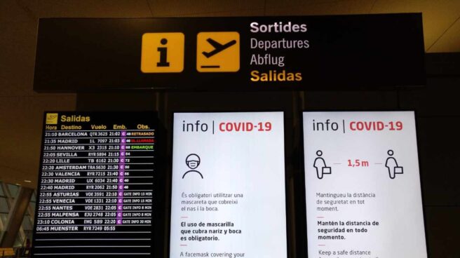 Carteles informativos sobre medidas anti-Covid en el aeropuerto de Mallorca.