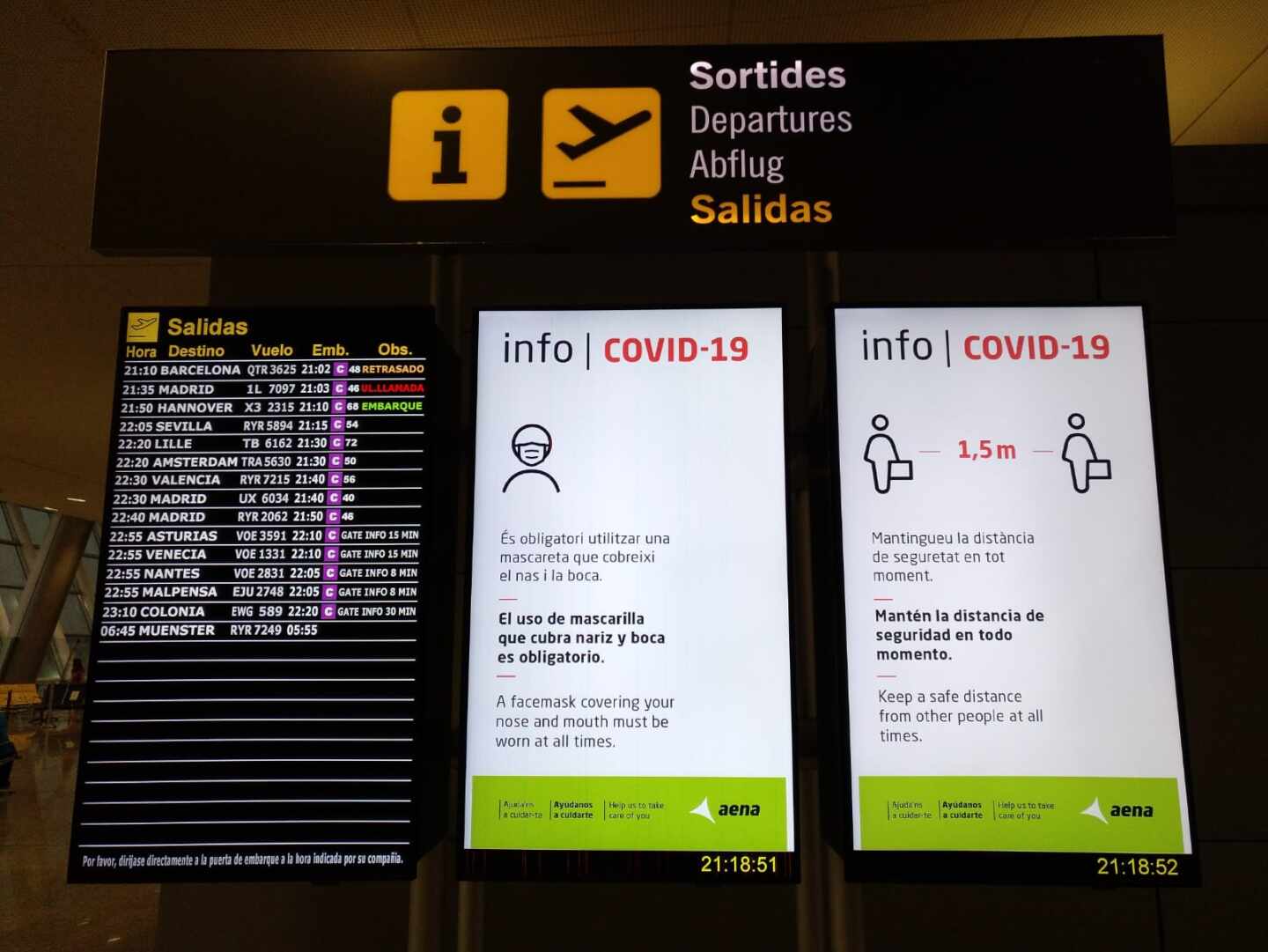 Carteles informativos sobre medidas anti-Covid en el aeropuerto de Mallorca.