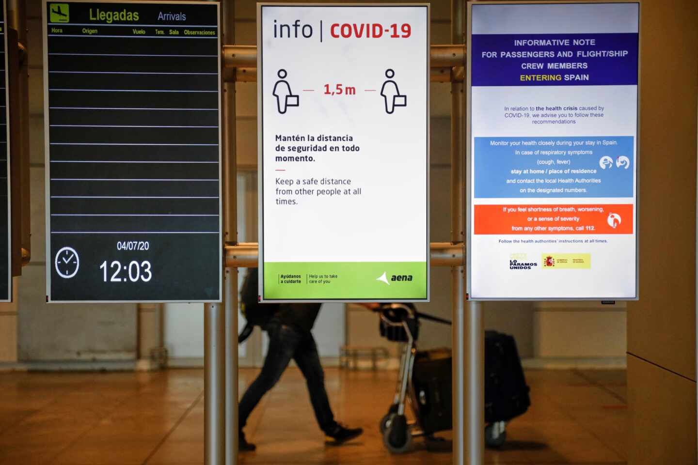 Carteles informativos sobre medidas anti-Covid en el aeropuerto de Palma de Mallorca.