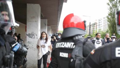 Dos detenidos en Vitoria por atacar a ertzainas durante el mitin de Abascal