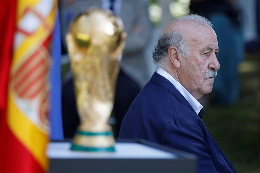 Vicente del Bosque posa junto con la copa de campeones durante un acto de conmemoración del 10º aniversario