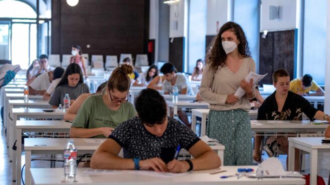 Una profesora vigila a los alumnos durante las pruebas de Evaluación para el Acceso a la Universidad (EvAU) en el campus de la Universidad de Castilla-La Mancha de Toledo.