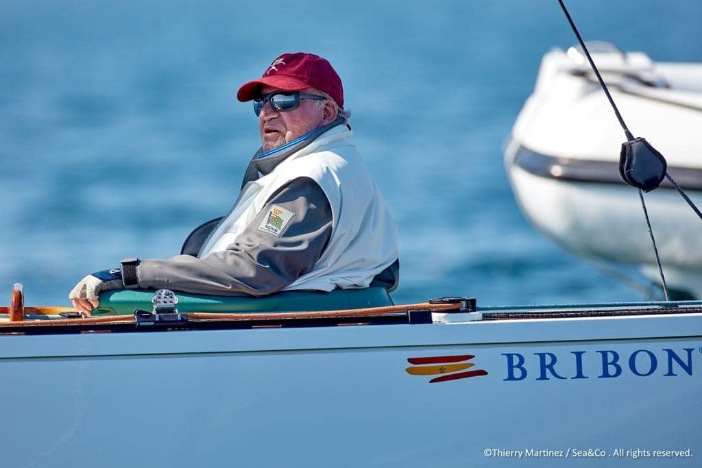 Juan Carlos I, regateando en el Europeo de Vela de barcos clásicos en 2018.