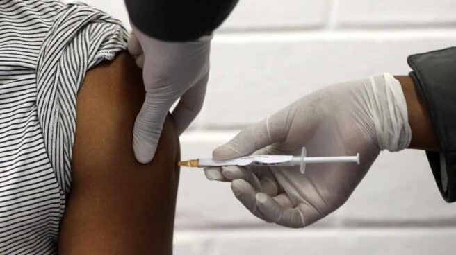 Un prototipo de vacuna contra coronavirus se inyecta a un voluntario. Un prototipo de vacuna contra coronavirus se inyecta a un voluntario.