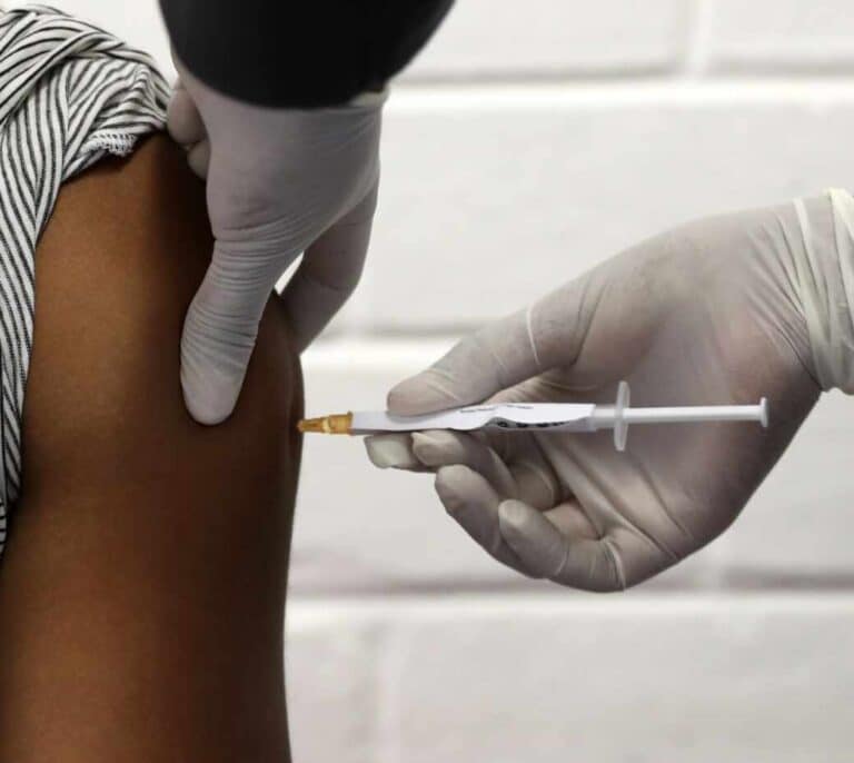 Sanidad informa de que la vacuna de la gripe es segura en personas con Covid