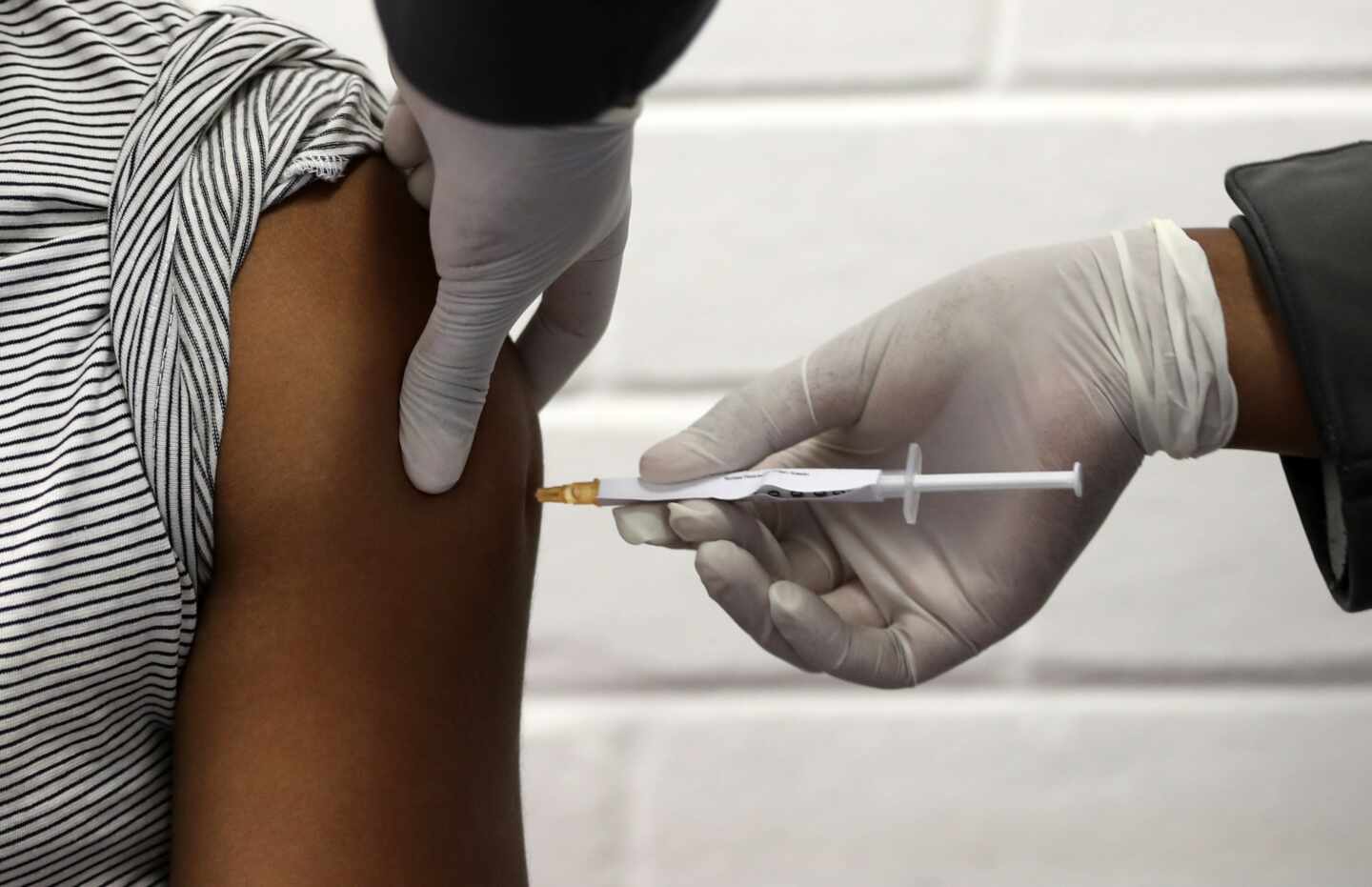 Un prototipo de vacuna contra coronavirus se inyecta a un voluntario.
