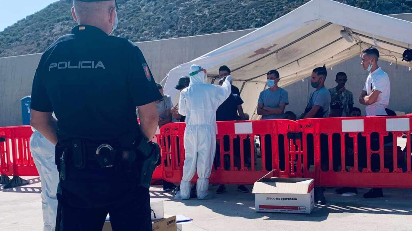 Un policía de la UIP, en el campamento habilitado en el puerto de Cartagena.