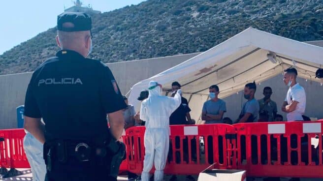 Un policía de la UIP, en el campamento habilitado en el puerto de Cartagena.
