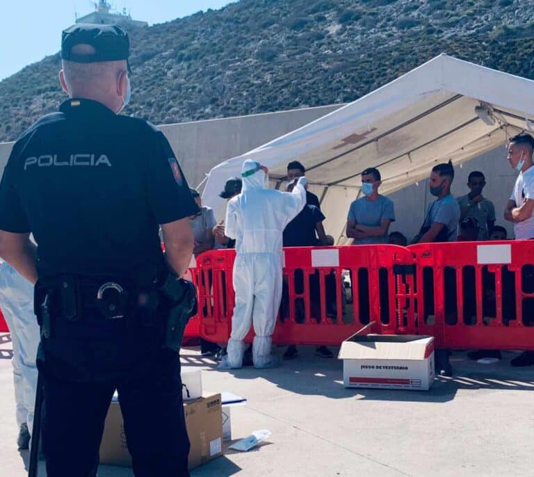 Fuga masiva de inmigrantes que guardan la cuarentena en el puerto de Cartagena