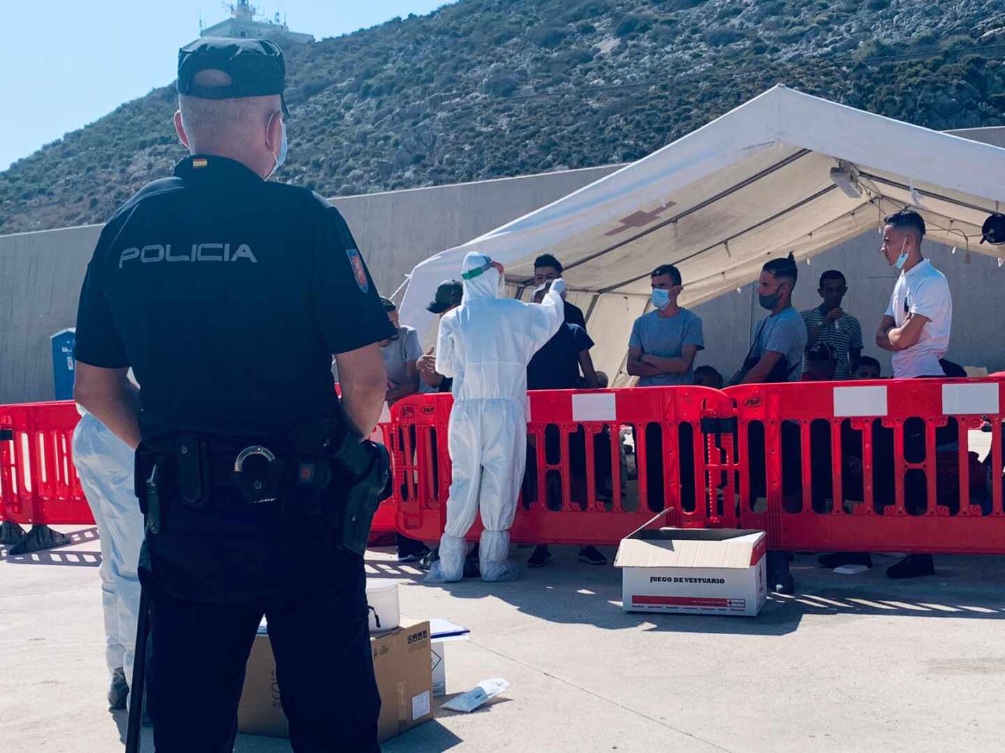 Un policía de la UIP, en el campamento habilitado en el puerto de Cartagena.