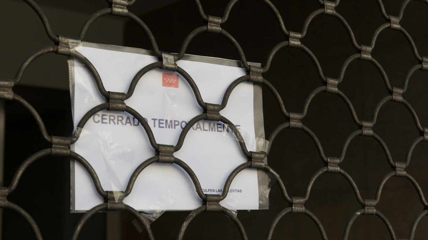 Cartel anunciando el cierre temporal de un comercio por el estado de alarma.