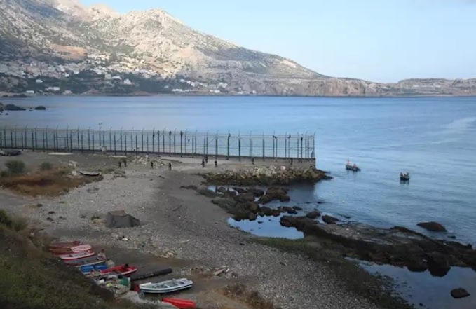 Algunos de los 153 migrantes que han entrado en Ceuta saltando su doble valla.